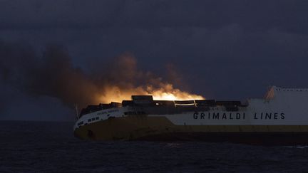 Le navire&nbsp;a sombré mardi 12 mars au large de La Rochelle avec des matières dangereuses et 2.200 tonnes de fioul lourd dans ses soutes. (EPA / MAXPPP)