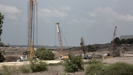 Israël a déjà commencé la construction de cette barrière anti-tunnel à la frontière avec la bande de Gaza. (MENAHEM KAHANA / AFP)