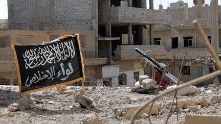 Un drapeau islamiste &eacute;rig&eacute; dans la ville de Deir Ezzor, le 9 octobre 2013, en Syrie. (AHMAD ABOUD / AFP)