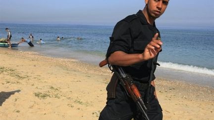 Un policier du Hamas patrouille sur la côte de Gaza, à Deir al-Balah (7 juin 2010) (AFP / Mohammed Abed)