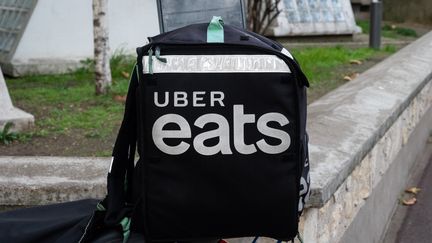 Le sac isotherme d'un coursier Uber Eats, le 18 novembre 2020, à Paris. (RICCARDO MILANI / HANS LUCAS / AFP)