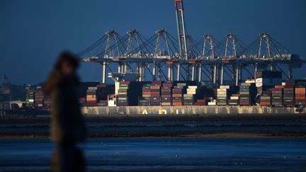 Des conteneurs sur le port du Havre, le 28 décembre 2023. (MARTIN ROCHE / MAXPPP)