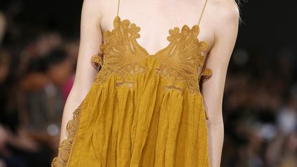 Le défilé de prêt-à-porter de Chloé était teinté d'émotion au lendemain du décès de la fondatrice de la griffe, Gaby Aghion, à qui la créatrice Clare Waight Keller a rendu hommage. "Je lui dédie bien sûr ce show. Cela a été un honneur de connaître Gaby ces dernières années et je suis très fière de faire partie de l'histoire de sa maison", a déclaré à l'AFP la créatrice britannique en coulisses, après avoir reçu des mains de la petite-fille de Gaby Aghion un foulard ayant appartenu à la fondatrice de la maison qui est décédée samedi à 93 ans. "La famille a assisté au défilé, c'était émouvant", a poursuivi Clare Waight Keller. Gaby Aghion "avait une force incroyable. Elle représentait la féminité, elle remettait les choses en question. C'était un esprit libre". Transparences, dentelles et denim, brut ou délavé, dominaient la collection conçue par la créatrice, qui s'est concentrée sur les matières et voulait "donner un effet d'aisance naturelle, sans prétention, de fraîcheur brute". Gaby Aghion avait fondé Chloé en 1952, vendue au groupe Richemont en 1985 mais la fondatrice continuait à assister à quasiment tous les défilés même si elle n'avait plus de rôle dans la maison. 
 (PATRICK KOVARIK / AFP)