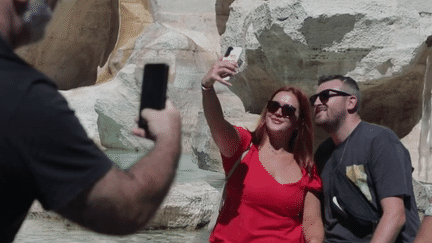 Un touriste allemand de 22 ans avait escaladé la fontaine de Neptune, à Florence, pour y prendre une photo, et l'a abîmée. Il va devoir payer une amende de 5 000 euros. L'Italie, victime de son succès, doit désormais surveiller en permanence ces visiteurs qui dégradent les monuments historiques. (France 2)