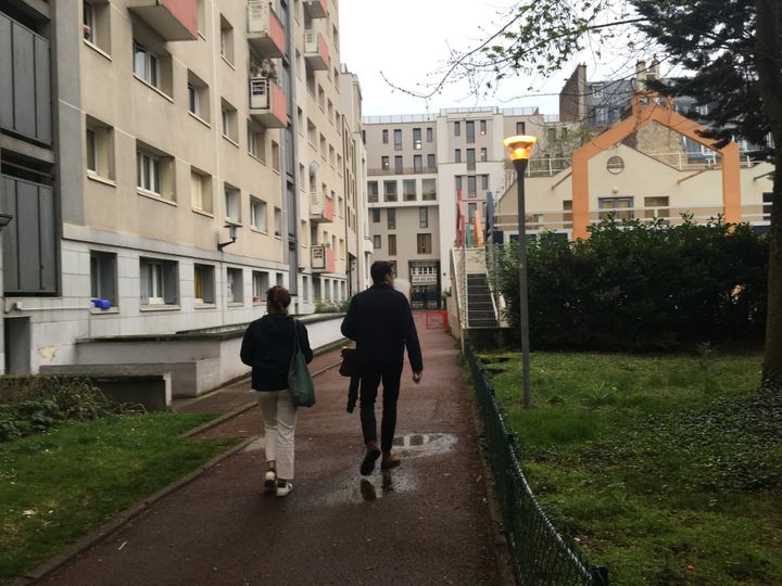 Lena et Corentin, deux militants écolos, s'apprêtent à tracter dans un autre immeuble pour leur porte-à-porte, le 30 mars 2022, à Paris.&nbsp; (MARGAUX DUGUET / FRANCEINFO)