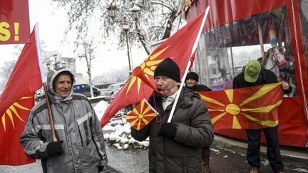 Des opposants au changement de nom de la Macédoine protestent, à Skopje, la capitale du pays, lors d'une visite du ministre grec des Affaires étrangères, le 23 mars 2018. (ROBERT ATANASOVSKI / AFP)