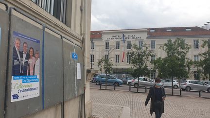 Une affiche électorale de la droite sur le canton de Champigny-sur-Marne 1 (Val-de-Marne), face à la mairie, le 29 juin 2021.&nbsp; (CHARLES-EDOUARD AMA KOFFI / FRANCEINFO)
