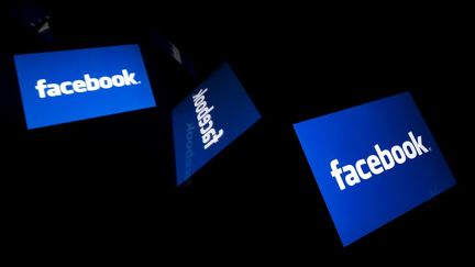 Des logos de Facebook sur des tablettes, à Paris, le 6 octobre 2020. (LIONEL BONAVENTURE / AFP)