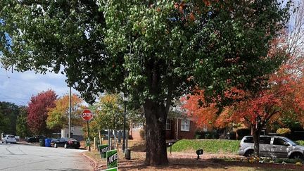 Devant le bureau de vote du quartier noir de Capitol Minor, à Atlanta, en Géorgie, avant l'élection présidentielle américaine, en novembre 2024. (CECILE DE KERVASDOUE / RADIOFRANCE)