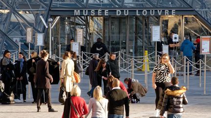 L'entrée principale du musée du Louvre, à Paris, le 15 novembre 2018. (DANIEL FOURAY / MAXPPP)