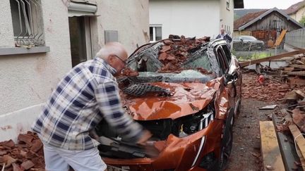 Mardi 25 juillet au matin, les habitants de Montlebon (Doubs) ne peuvent que constater les dégâts. La veille, une violente tempête s’est abattue sur la commune.