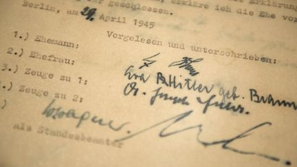 La signature d'Adolf Hitler (en haut), près de celle d'Eva Braun, sur leur certificat de mariage. Les témoins étaient Joseph Goebbels et Martin Bormann. Un document visible aux Archives nationales de Washington
 (Brendan Smialowski / AFP)