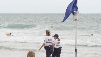 Une patrouille de police circule à l'Île de Ré, le 7 juillet 2020. (PIERRE TEYSSOT / MAXPPP)