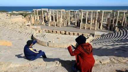 Des touristes libyens visitent les ruines de l'amphithéâtre romain de la citée de Leptis Magna, le 4 janvier 2018. (MAHMUD TURKIA / AFP)