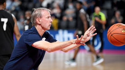 Vincent Collet, sélectionneur de l'équipe de France de basket, revient entraîner en Championnat de France pour la saison 2021-2022, aux commandes de Boulogne-Levallois, ici lors d'un match amical contre Bourg-en-Bresse, le 1er septembre 2021. (CATHERINE AULAZ / MAXPPP)