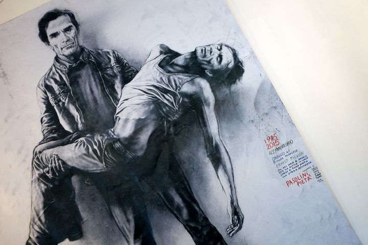 "Pasolini Pieta" par Ernest Pignon Ernest vu à Rome en juin 2015 dans le restaurant préféré du cinéaste. Il s'agit du réalisateur représenté vivant et mort. 
 (ALBERTO PIZZOLI / AFP)