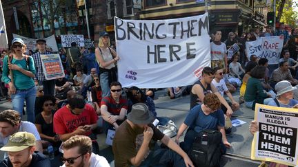 Des manifestants protestent contre la politique d'immigration de l'Australie, le 30 avril 2016 à Melbourne (Australie). (RECEP SAKAR / ANADOLU AGENCY / AFP)