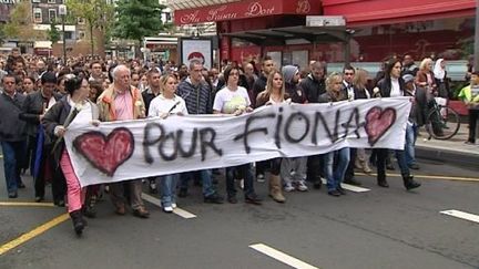 Le p&egrave;re de Fiona, Nicolas Chafoulais, &eacute;tait pr&eacute;sent en t&ecirc;te du cort&egrave;ge (4e en partant de la gauche) &agrave; Clermont-Ferrand dimanche 6 octobre. (FRANCE 3 AUVERGNE)