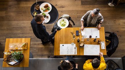 Un serveur dans un restaurant de Lausanne, en Suisse, le 11 mai 2020. (JEAN-CHRISTOPHE BOTT / KEYSTONE / EPA / MAXPPP)