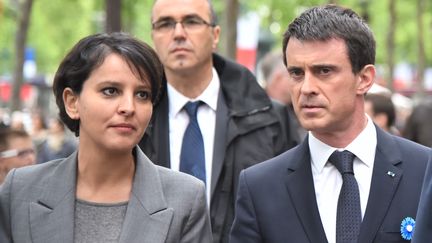 La ministre de l'Education, Najat Vallaud-Belkacem, et le Premier ministre, Manuel Valls, le 8 mai 2015 &agrave; Paris pour les comm&eacute;morations du 8 mai 1945.&nbsp; (CITIZENSIDE / SAÏD ANAS / AFP)