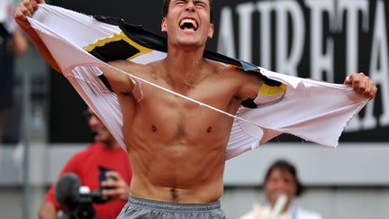 Le joueur de tennis polonais Jerzy Janowicz d&eacute;chire son polo apr&egrave;s avoir vaincu le Fran&ccedil;ais Jo-Wilfried Tsonga au tournoi ATP de Rome (Italie), le 15 mai 2013. (TIZIANA FABI / AFP)