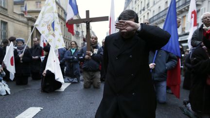 Des opposants au mariage pour tous manifestent le 4 avril 2013 devant le S&eacute;nat, &agrave; Paris, &agrave; l'appel de l'organisation catholique int&eacute;griste Civitas. (KENZO TRIBOUILLARD / AFP)