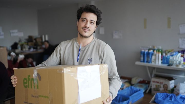 Cem Evsen, bénévole dans un centre de collecte de dons d'Istanbul (Turquie), le 14 février 2023. (PIERRE-LOUIS CARON / FRANCEINFO)