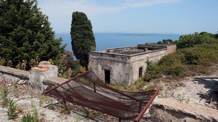 Les vestige d'un lit militaire sur l'île de Sazan, le 31 juillet 2015
 (GENT SHKULLAKU / AFP)