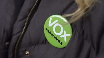 "Vox maintenant", arboré par une manifestante contre les indépendantistes catalans, le 1er décembre 2018, à Madrid (OSCAR DEL POZO / AFP)