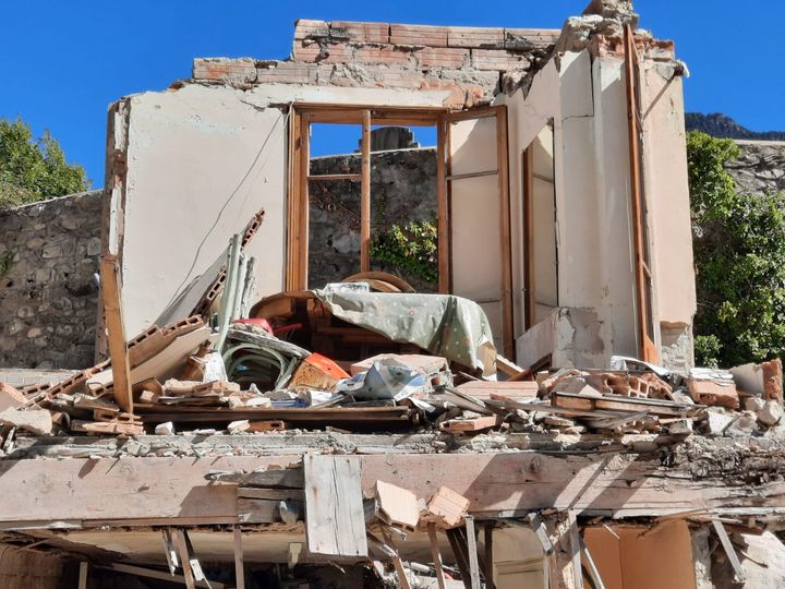 Dans une maison éventrée de&nbsp;Saint-Martin-Vésubie,&nbsp;la table du salon est toujours recouverte de sa nappe verte aux fleurs jaunes. (FARIDA)