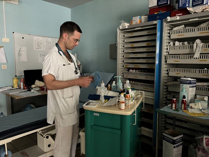 Adrien Cussac, chef de service du centre médical de référence de Kahani, établissement dépendant du Centre hospitalier de Mayotte, le 19 décembre 2024. (ROBIN PRUDENT / FRANCEINFO)