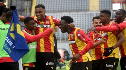 La joie des Lensois après le but d'Arnaud Kalimuendo. (FRANCOIS LO PRESTI / AFP)