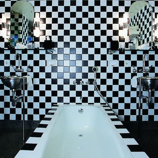 Salle de bains de l'hôtel Morgans dessinée par Andrée Putman en 1984.
 (Deidi Von Schaewen)