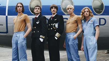 Les cinq membres du groupe australien Parcels. (Antoine Henault)