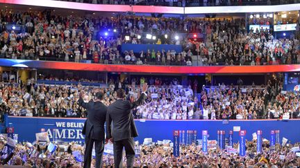 Mitt Romney, le candidat r&eacute;publicain &agrave; la pr&eacute;sidentielle am&eacute;ricaine, et son colistier Paul Ryan&nbsp;saluent le public de la convention nationale r&eacute;publicaine, &agrave; Tampa (Floride, Etats-Unis), le 30 ao&ucirc;t 2012. (JEWEL SAMAD / AFP)