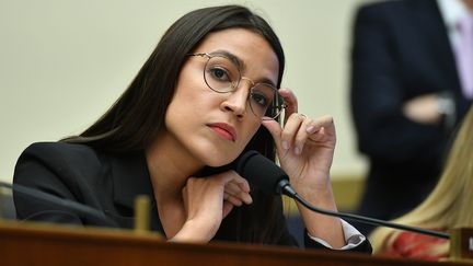 Alexandria Ocasio-Cortez siège au Congrès, à Washington (Etats-Unis), le 23 octobre 2019. (MANDEL NGAN / AFP)