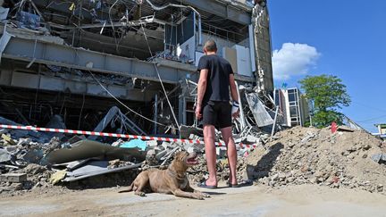 Ce qu'il reste&nbsp;d'un supermarché détruit par un missile russe à Kharkiv, le 8 juin 2022. (SERGEY BOBOK / AFP)