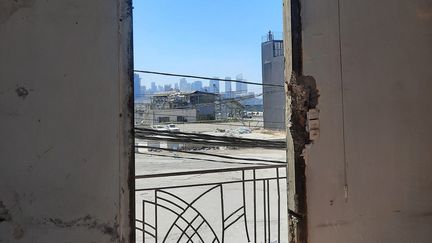 À l'étage de cette maison en partie détruite, la pièce donnait sur le port de Beyrouth, où a eu lieu&nbsp;la double-explosion du 4 août 2020. (AURÉLIEN COLLY / ESP - REDA INTERNATIONALE)