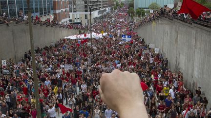 Des milliers de manifestants d&eacute;filent dans les rues de Montr&eacute;al (Qu&eacute;bec), le 22 mai 2012, &agrave; l'occasion des 100 jours du mouvement &eacute;tudiant. (OLIVIER JEAN / REUTERS)