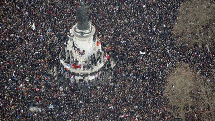 Paris, Place de la République, le 11 janvier 2015. Une marche historique s'est déroulée ce dimanche à Paris en hommage aux 17 victimes des trois attentats terroristes qui ont endeuillé la France. Quarante-quatre chefs d'Etat et de gouvernement du monde étaient présents. Près de deux millions de personnes ont défilé dans la capitale.   (KENZO TRIBOUILLARD / AFP)