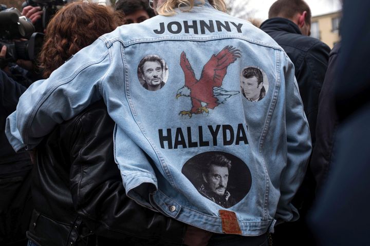 Dans la foule des fans venus rendre hommage à Johnny Hallyday le 6 decembre devant son domicile de Marne la Coquette.
 (Bruno Levesque /MaxPPP)