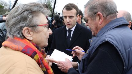 Un retraité de Saint-Sozy (Lot) interpelle Emmanuel Macron à l'occasion de sa visite dans le cadre du grand débat national, le 18 janvier 2019. (LUDOVIC MARIN / AFP)