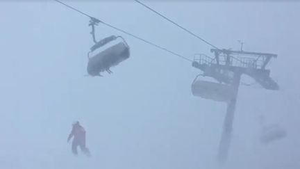 Capture d'écran d'une vidéo montrant des skieurs sur un télésiège pendant la tempête Eleanor à Gaschurn (Autriche), le 3 janvier 2018. (AKTUELLE WETTERWARNUNGEN FUR OSTERREICH / FACEBOOK)