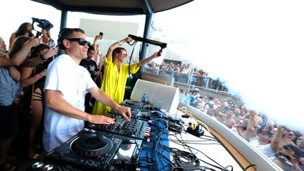 Le top model&nbsp;Heidi Klum et le DJ Kaskade, le 30 juin 2018 à Atlantic City (Etats-Unis). (DIMITRIOS KAMBOURIS / GETTY IMAGES NORTH AMERICA)