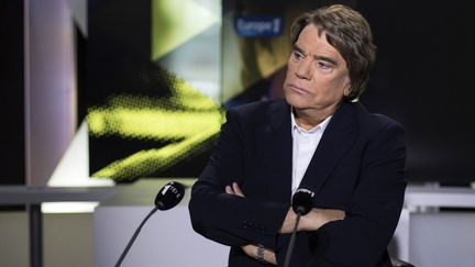 Bernard Tapie sur le plateau de i-T&eacute;l&eacute;, le 10 juillet 2013. (FRED DUFOUR / AFP)