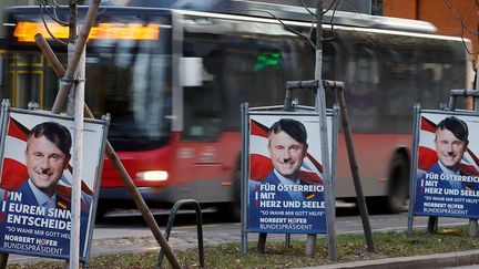 A Vienne, les affiches de la campagne présidentielle du candidat d'extrême droite Norbert Hofer, grimé en Adolf Hitler. (Heinz-Peter Bader / REUTERS)