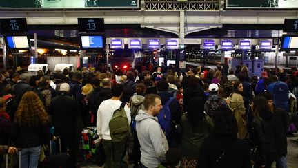 Des voyageurs patientent dans la gare de Lyon, samedi 19 octobre 2019 à Paris. (MAXPPP)