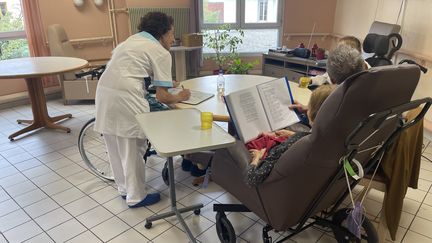 Une aide-soignante auto-entrepreneuse aux Hibiscus à Lyon, une USLD (Unite de Soins Longue Durée) pour personnes âgées dépendantes. (ANNE-LAURE DAGNET / RADIO FRANCE)