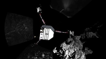 Le robot Philae lors de son approche de la com&egrave;te Tchouri, photographi&eacute; par la sonde Rosetta, le 12 novembre 2014. (ESA / ROSETTA / PHILAE / CIVA / DPA / AFP)