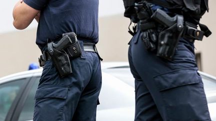 &nbsp; (Les policiers pourront porter leur arme hors service pendant l'état d'urgence © MAXPPP)